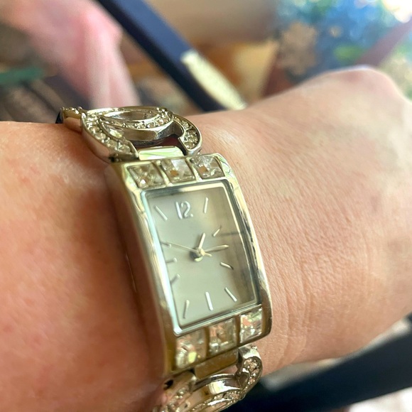 aMaZiNg ! Vintage Crystal Watch 🩷! - Picture 6 of 7
